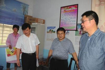 新蔡县委书记王景峰(右一)深入基层调研指导计划生育优质服务工作