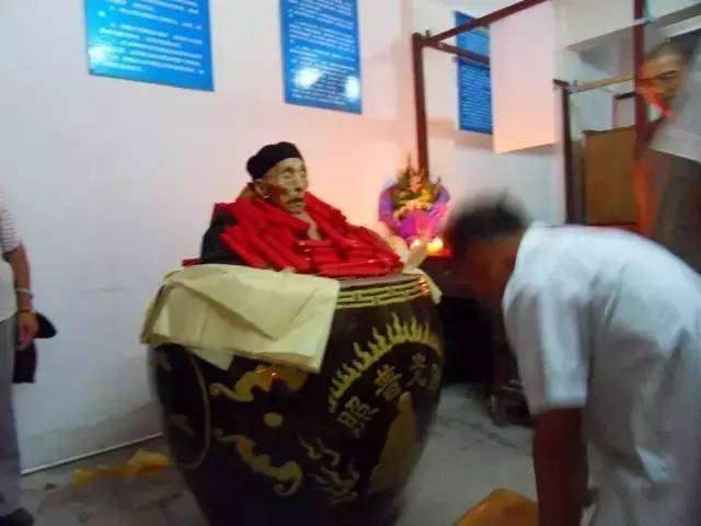 2017年3月1日下午两点,白龙寺为坐缸七年之久的一代高僧——久忍大师