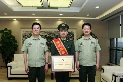 武警少将警衔.现任上海市公安消防总队政治委员.