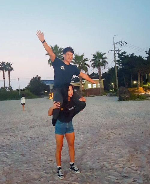 她既是女神又是女汉子,扛起130斤的男朋友轻松做深蹲训练!