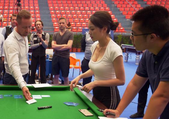 她被称为最美台球裁判身材比容貌更出色球迷没心思看比赛了