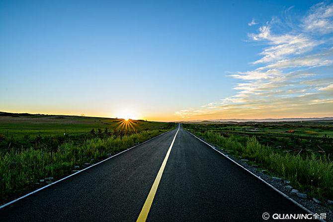 清晨穿过草原的公路