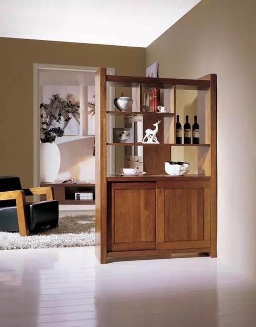 家庭中博古架形式的隔断还有客厅中的条柜,餐厅中的配餐柜,书房中的