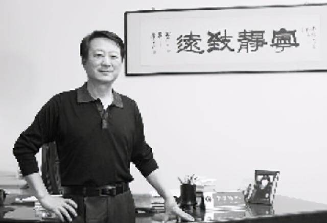 他是任长霞的丈夫,免费为民众打官司,去世与妻子合葬,年纪45_卫春晓