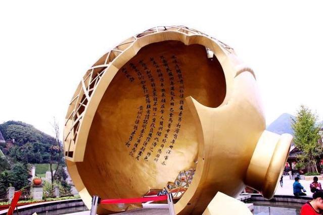 广场的标志性建筑——酒坛,还原当时中国代表"怒掷酒瓶振国威"的