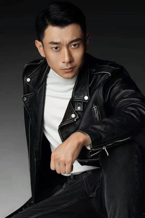 血性男儿赵冉晒皮衣写真 侠骨柔情尽显酷男风尚