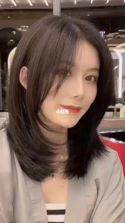 八字刘海层次感锁骨发,不烫也很美的发型 搭配黄白皮的冷茶色,一款