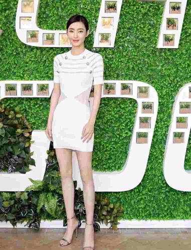 王丽坤这腿真的太好看了,穿白色修身裙显气质,身材比例完美