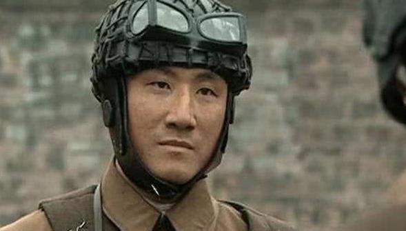 他在李幼斌旁,常被误当成日本演员,实则中国学历最高艺人