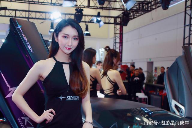 改装车展上的美女车模