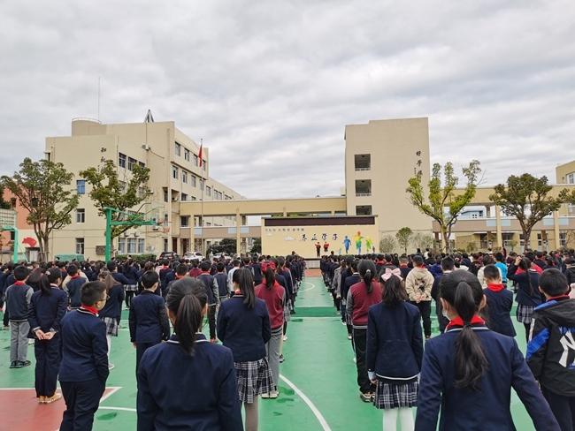3月4日早晨,昆阳五小全体师生举行了开学典礼暨颁奖仪式.