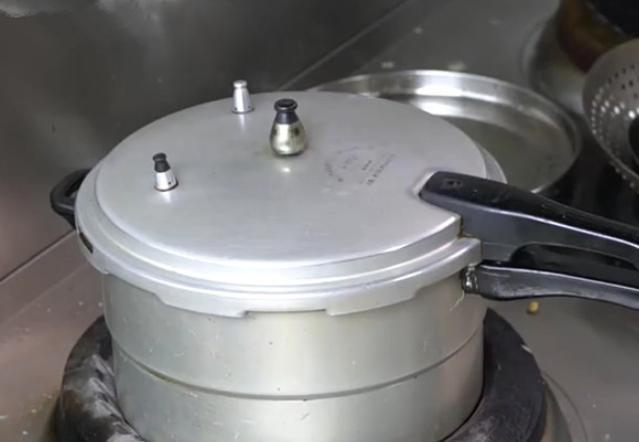 大妈用高压锅煮粥炸毁整个厨房网友这种锅是一生的阴影