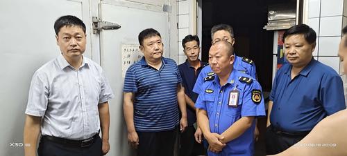 卫辉市政府副市长孔祥海带队夜查餐饮油烟净化装置运行情况