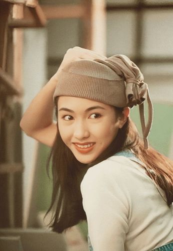 黎姿带女儿做蛋糕钻戒抢镜,为报恩事业巅峰退圈嫁残疾