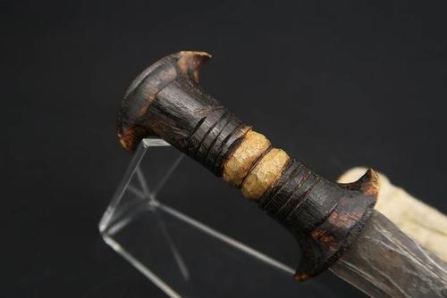 非洲黑人武士的匕首!外形非常丑陋,低劣,像是劣质残次品一样