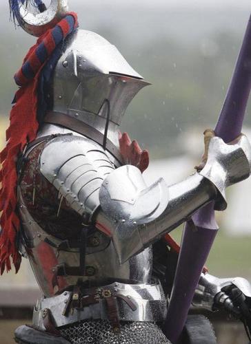 十五世纪最著名的铠甲之一:哥特式盔甲