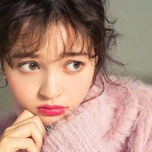 日本混血模特有不少,要说最有洋娃娃气质的,加藤娜娜肯定算是其中一个