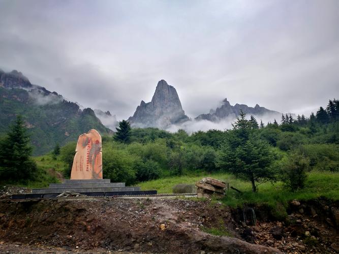 巍峨恢弘,雄伟壮观,璀璨生辉的光盖山石峰,古称"石镜山".