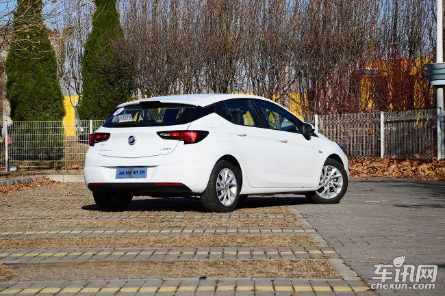 进入车内,红黑撞色是主基调,充掠呕荽傧 别克威朗热销中 现金优惠