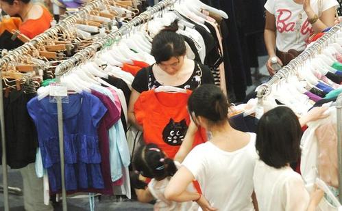 服装女装店铺经营:制造卖点吸引眼球的方法!女装批发技巧