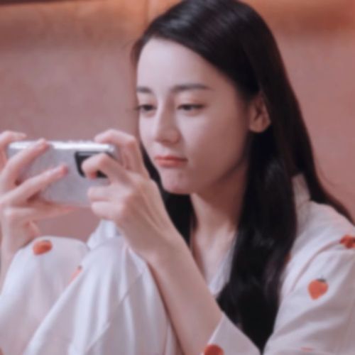 迪丽热巴太可爱了,晒出乔晶晶的表情包