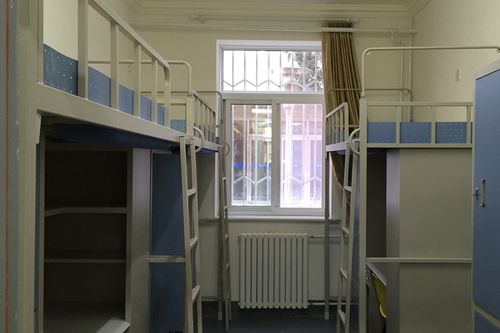 首页 规建要闻 正文           绿色的楼道墙面,原木色的宿舍大门