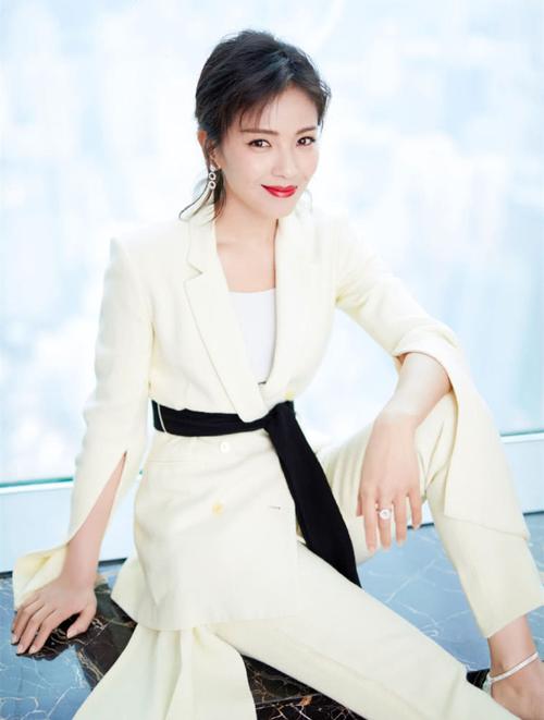 刘涛优雅蕾丝裙秀女人味 没想到却让壮硕的肉手臂抢镜