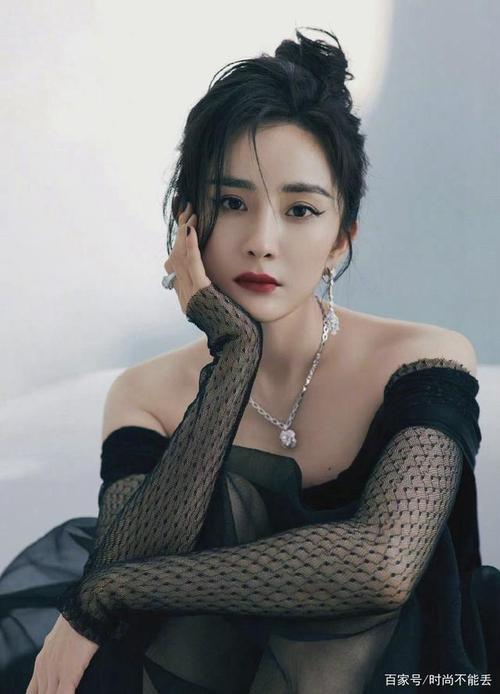 女神杨幂,一字肩黑色蕾丝裙,魅力四射,让人过目难忘!