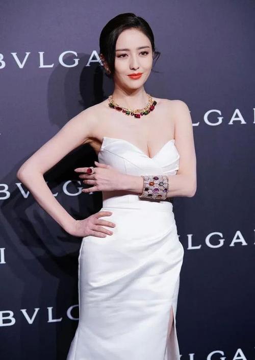 佟丽娅离婚之后首次代言内衣照曝光身材妩媚迷人性感依旧网友魅力十足