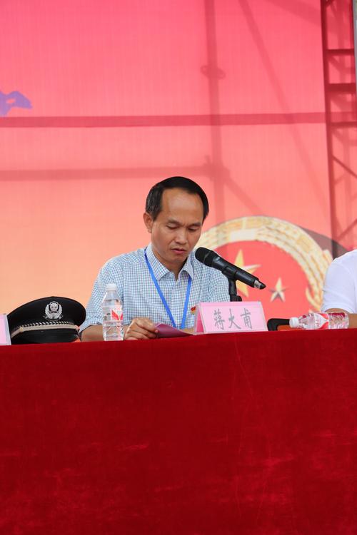 成长路上与法同行――田林县初级中学开展万人法制大讲堂活动