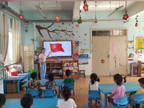 在教育活动中,孩子们认识了党旗,党徽,知道了中国共产党的伟大.