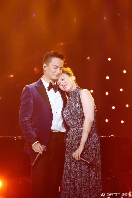 种想恋爱的冲动,期待两位实力派歌手日后更多的合作～李泉老婆陈洁仪