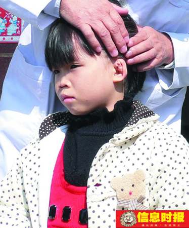 女孩出生20天被父母遗弃 养母殴断女儿5根骨头
