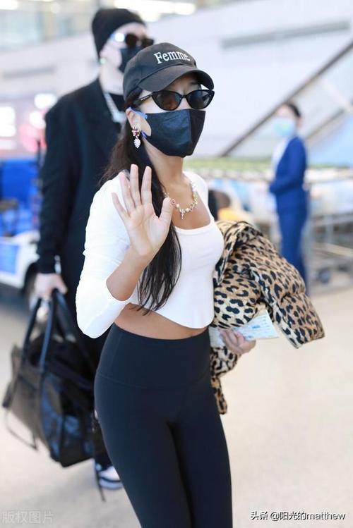 街拍:吉克隽逸豹纹外套 白色露腰上衣 黑色紧身裤性感迷人