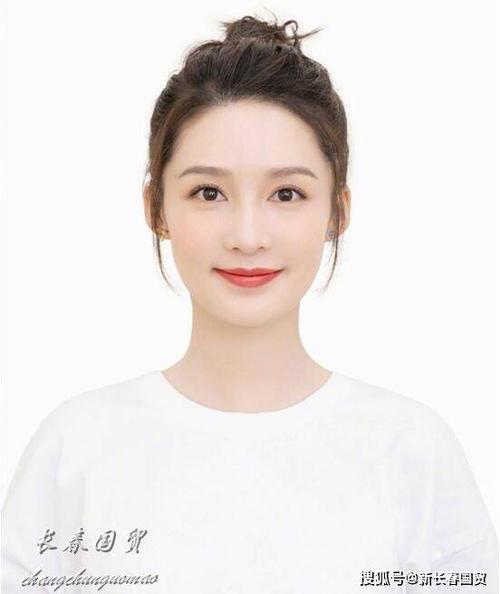 还记得《如懿传》中的香妃吗?30岁证件照曝光,逆龄颜值像大学生