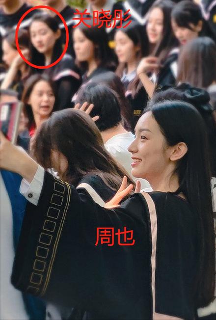 小花关晓彤和周也是同一批毕业,两人还是同班同学,此次毕业合照也罕见