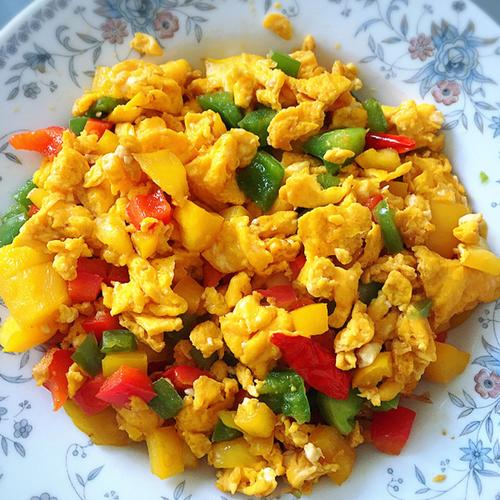 彩椒肉泥滑炒蛋