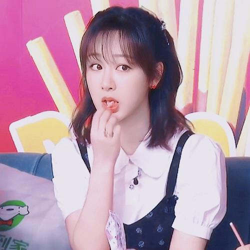 杨紫最新采访,造型漂亮可爱,五官好精致