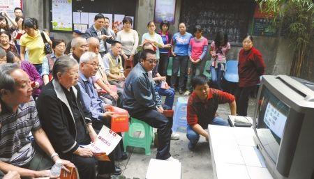 春熙路街道华兴街社区党委书记两名候选人王文和周敏先后在锦江电视台