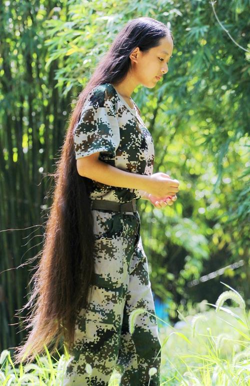 陆慧) 昨日,武汉商贸职业学院新生交流群里一个长发及膝盖的女孩照片