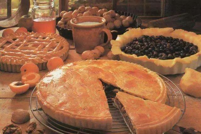 馅饼在俄罗斯被赋予了太阳,丰收,健康,幸福等美好的含义,其原料以黄米