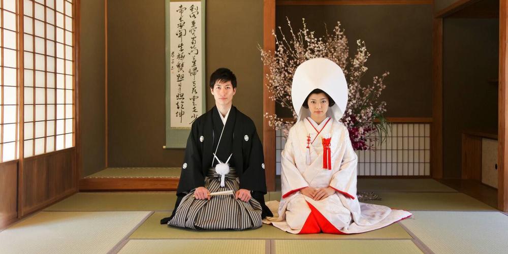 日本的婚礼有可以分为两种,一种叫做神前婚礼(传统婚礼),一种叫做西洋