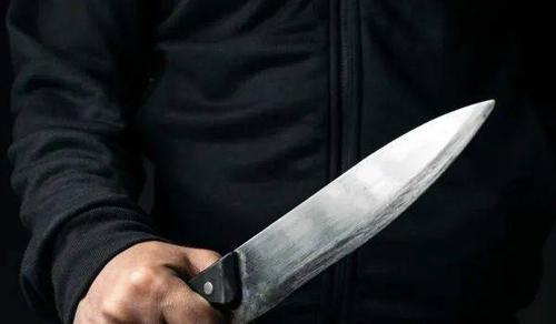 突然出现这样的持刀捅人事件,着实让人感到十分惶恐,而且还摸不着头脑