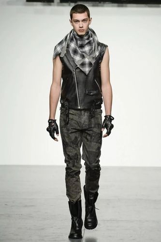 鲜肉男模时隔两年回归社交媒体,我哭了!|寸头|走秀