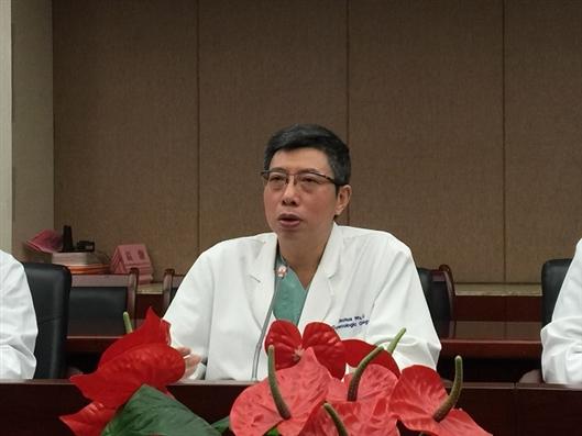 复旦大学附属肿瘤医院吴小华教授正在向记者介绍相关情况卵巢癌发病