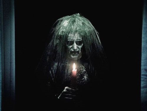 《潜伏》一部疑点重重的恐怖片,也许鬼就在你身边