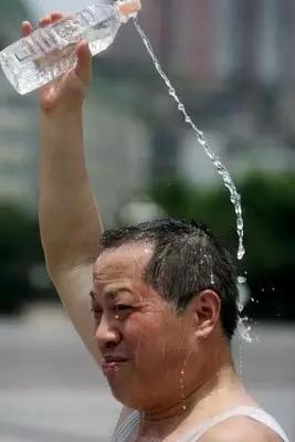 户外大招如何用一瓶矿泉水洗澡
