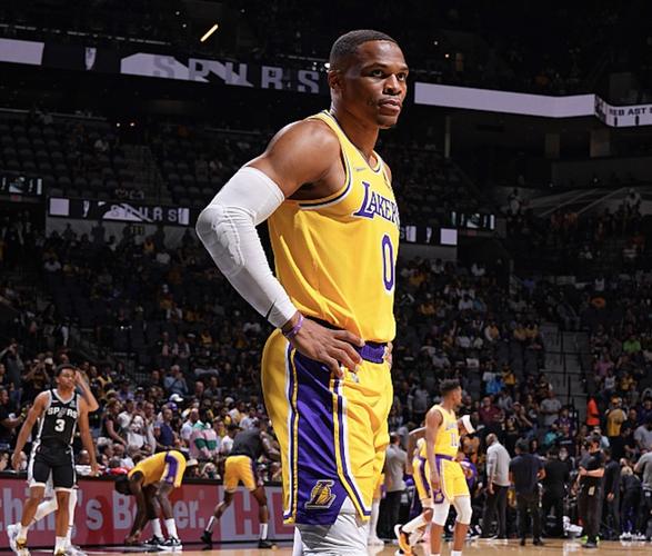 詹皇不在威少扛旗!轰33 10 8创湖人生涯新高:末节加时15分造逆转