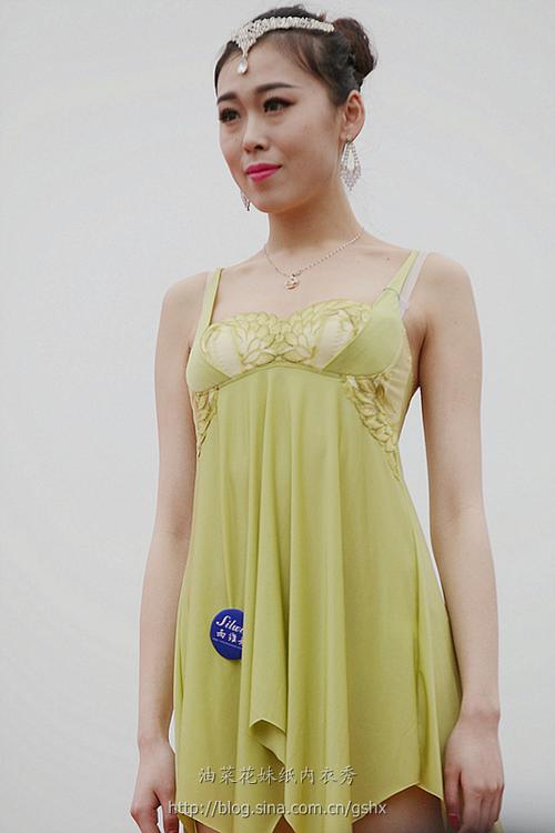 油菜花妹纸内衣秀(4)【图】