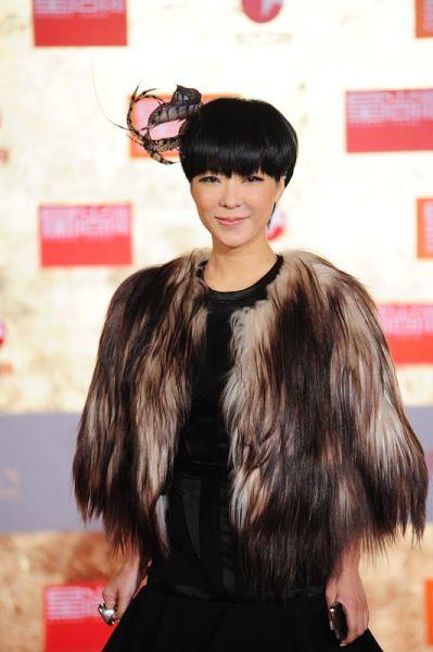 红毯绽放简单魅力搭配出星尚色